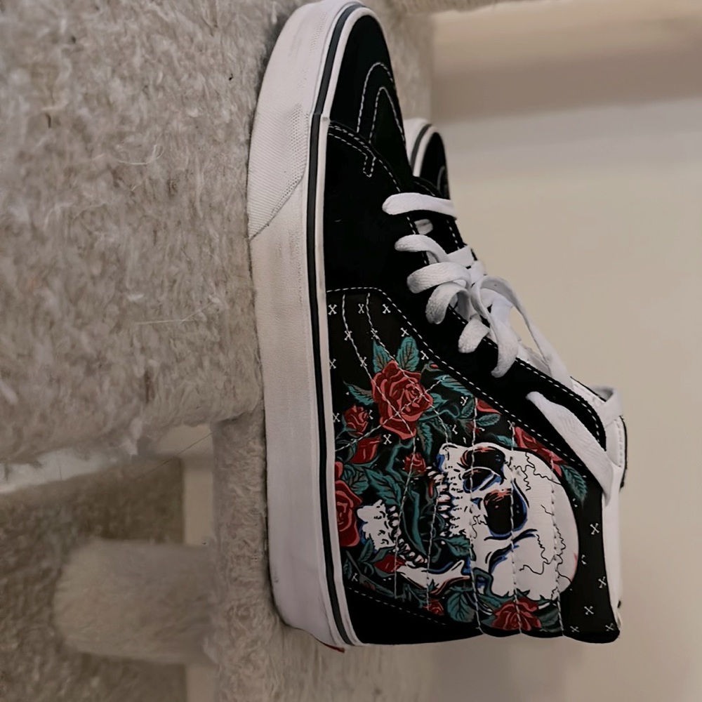 High top limited edition skater shoe. Roses and skulls.